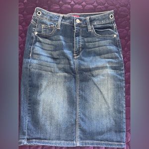 Guess Jean skirt. 29 inch waist/size 6. Super soft and stretchy denim.